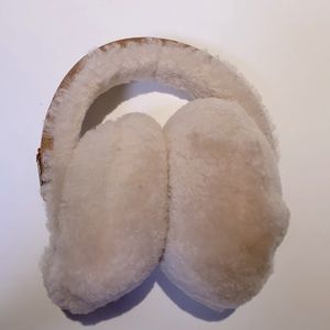 NWOT *sold out* Emu ear muffs